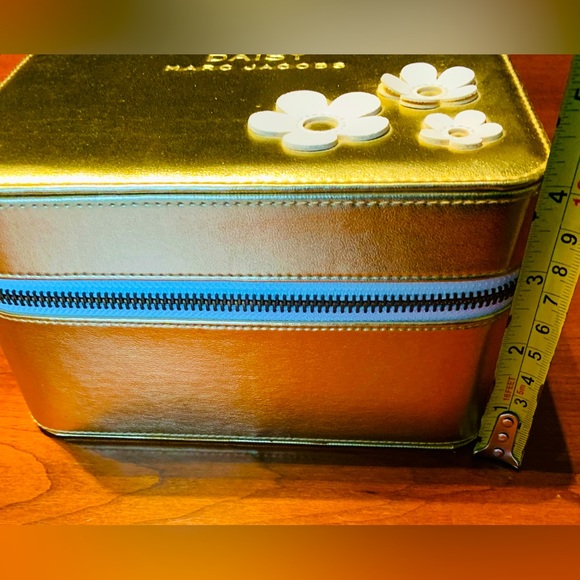 Marc Jacobs Daisy Cosmetic Bag Travel bag shiny gold large deep zipped cubic box - Picture 4 of 6